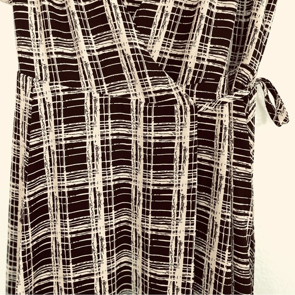 URBAN OUTFITTERS • Black and Cream Plaid Print Wrap Midi Dress • Small - Picture 9 of 13